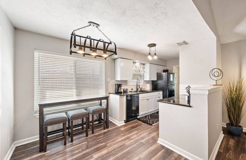 Southbelt/Ellington House | Stylish Stay Near Airport with Patio and Grill