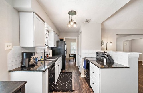 Southbelt/Ellington House | Stylish Stay Near Airport with Patio and Grill