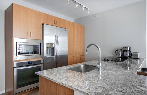 Streeterville Apartment | Stylish Streeterville 2BR w/Lounge & Pool, nr Riverwalk, by Blueground