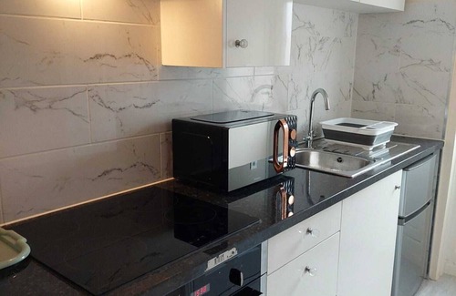 Cherry Hinton Apartment | Stylish studio apartment. Close to all local amenities.