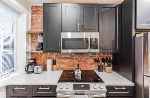 North Philadelphia West Apartment | Stylish Studio Sleeps Four | 10 mins to DT (B)
