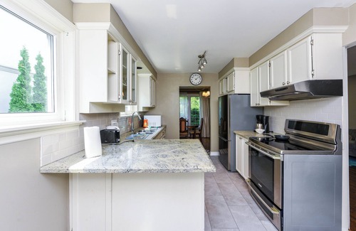 West Oakville House | Stylish Suburban 3BR Bungalow