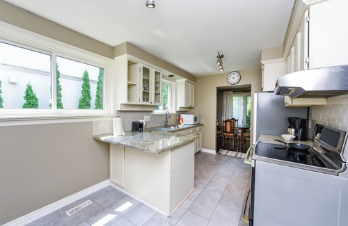 West Oakville House | Stylish Suburban 3BR Bungalow