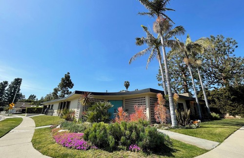 Ladera Heights House | Stylish suite near beach & LAX—private entry, vibrant decor, cozy comfort.