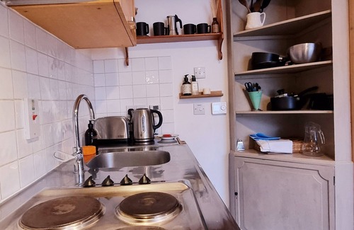 Nailsworth Apartment | Stylish Town Centre Studio Apartment
