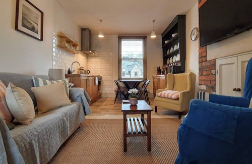 Nailsworth Apartment | Stylish Town Centre Studio Apartment