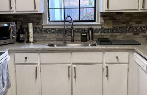 Gunter Afs House | Stylish Townhome near Rest's, Shopping