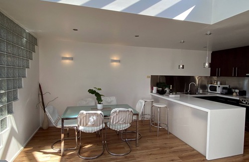 Torquay House | Stylish Townhouse with Glass Roof - 200m from beach