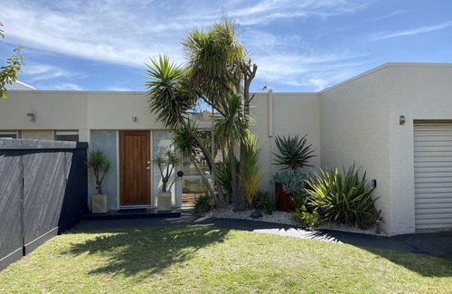 Torquay House | Stylish Townhouse with Glass Roof - 200m from beach