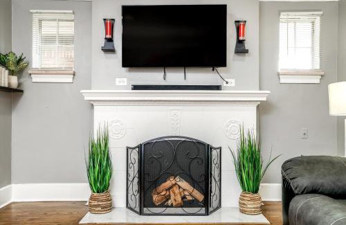 Grosse Pointe Apartment | Stylish, Tranquil & Comfy ~ Queen Beds ~ Pkg