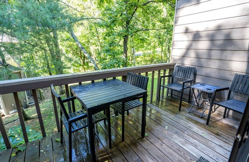 Wintergreen Condo | Stylish-Updated-Central -Walk to Slopes-Dogs OK!
