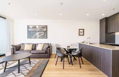 Manuka Apartment | Stylish Urban Apartment Close to Manuka