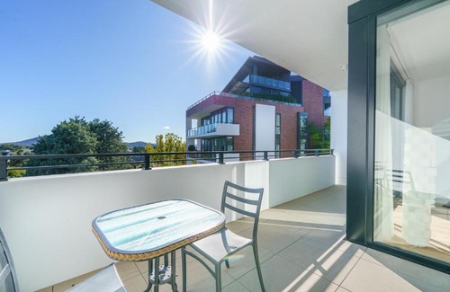 Manuka Apartment | Stylish Urban Apartment Close to Manuka - Hosted by Canstay