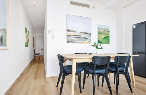 Essendon North Apartment | Stylish Urban Retreat Prime Location