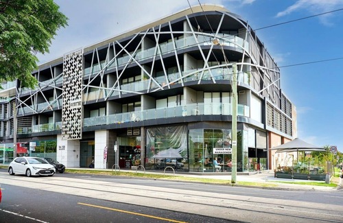 Essendon North Apartment | Stylish Urban Retreat: Prime Location