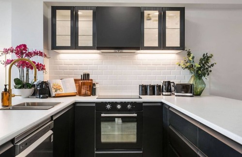 Adelaide Central Business District Apartment | Stylish Urban Retreat on Eden