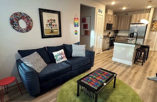 McNeil Apartment | Stylish Vibrant Unit Near Domain | Pool & Gym