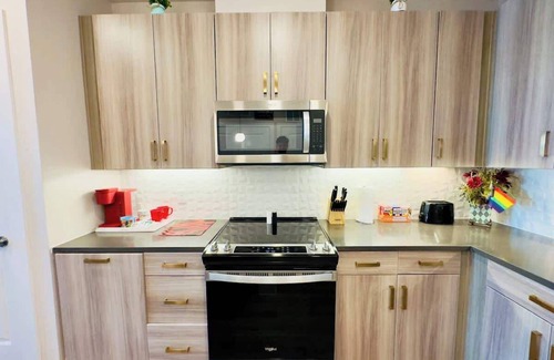 McNeil Apartment | Stylish Vibrant Unit Near Domain | Pool & Gym