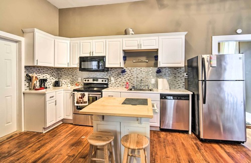 Vicksburg Apartment | Stylish Vicksburg Apt w/Porch - 2 Mi to Casino!