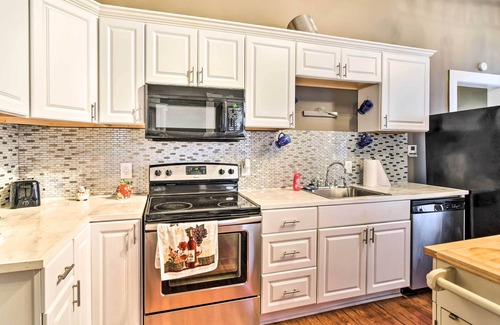 Vicksburg Apartment | Stylish Vicksburg Apt w/Porch - 2 Mi to Casino!