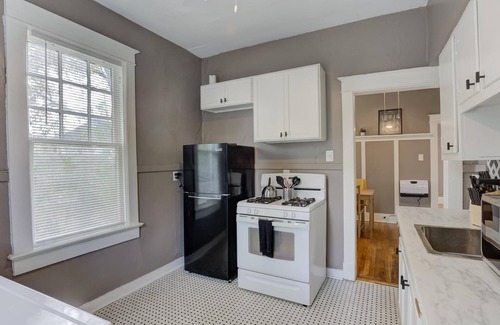 Midtown Apartment | Stylish Vintage Apartment in Midtown Close to All!