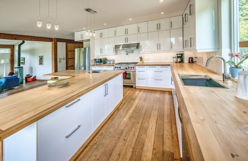 Britannia Beach Cabin | Stylish West Coast modern cabin in the mountains