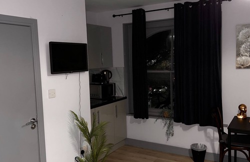 Deptford Hotel | Stylish Wolf’s Ensuite Studio Zone 2 Walking distance to River Thames
