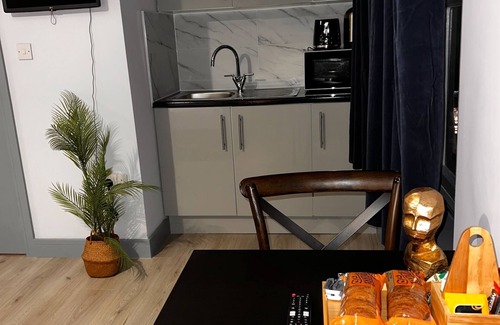 Deptford Hotel | Stylish Wolf’s Ensuite Studio Zone 2 Walking distance to River Thames