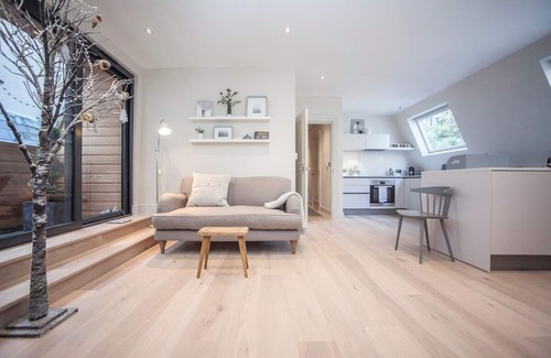 Bath Apartment | Stylish Wood Street Apartment