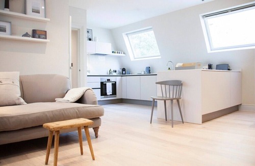 Bath Apartment | Stylish Wood Street Apartment