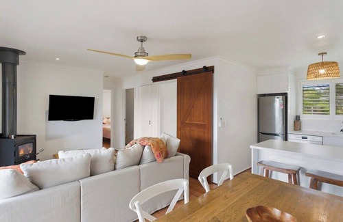 Smiths Beach House | Stylish Zen Bungalow w/Firepit + Walk to Beach!
