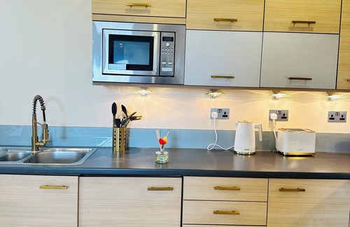 Shadwell Apartment | stylish zone 2 city apartment