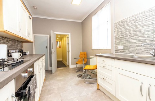 St Helens House | Stylist 4 bedrooms house close to Railway Junction NHS entrance Tesco Morrisons