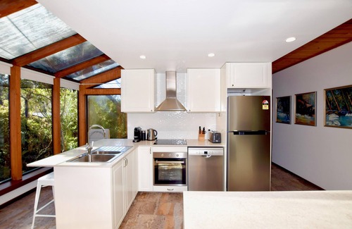Leura House | Sublime Cedar Lodge - Cedar Glass Lodge, 5 Bedroom, 2 Bathroom, Spa Bath, Large Group, Accessible