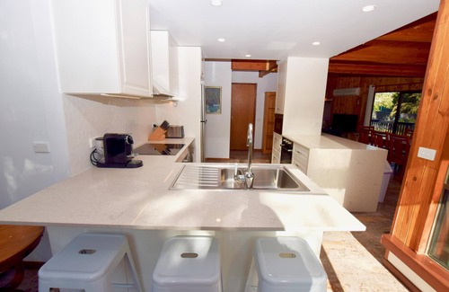 Leura House | Sublime Cedar Lodge - Cedar Glass Lodge, 5 Bedroom, 2 Bathroom, Spa Bath, Large Group, Accessible
