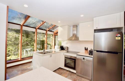 Leura House | Sublime Cedar Lodge Leura
