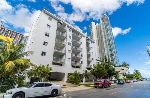 Midtown Apartment | Subtle 2 Bed in Edgewater Downtown with Free Parking