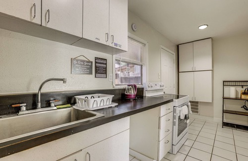 Clodine Condo | Suburban Home By Arthur Storey Park & HCA Houston!