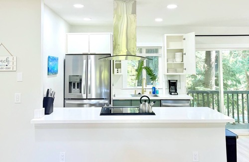 Sudden Valley House | Sudden Valley Luxury Retreat 3BR House -Steps to Lake Louise