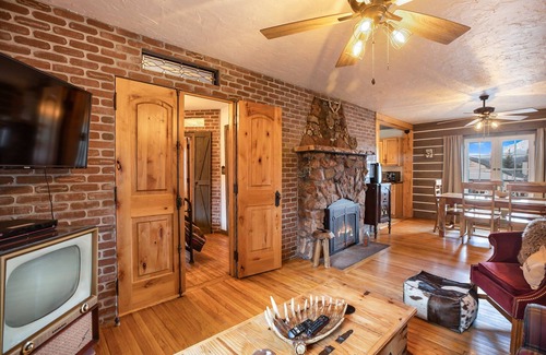 Woodland Park Cabin | Sugar Shack Lodge - 1930's Cabin