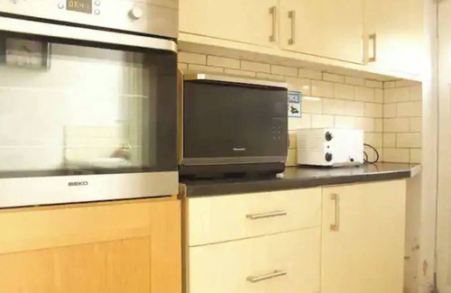 Offerton Bed & Breakfast | Suite 4: Lovely Bedroom near MCR Centre