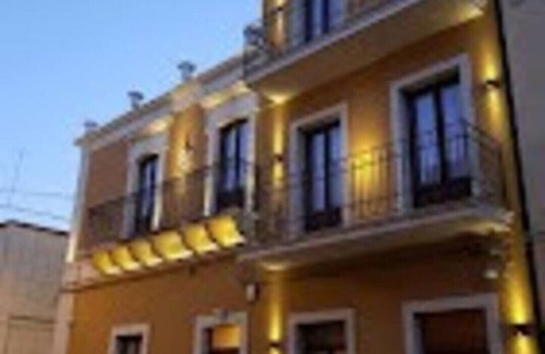 Pachino Condo | Suite apartment with period furnishings - Beatrice