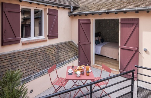 Nogent-le-Roi Apartment | Suite Brut Nature with private terrace