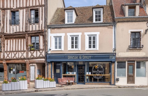 Nogent-le-Roi Apartment | Suite Brut Nature with private terrace