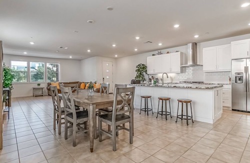 Irvine House | *Suite Getaway 2*Close to Beaches, Disneyland, Spectrum*