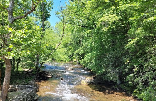 Cherokee House | Suite in Historic Deep Creek Lodge, a step away from The Great Smoky Mountains National Park!
