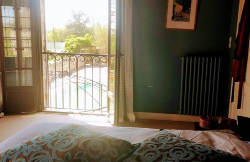 Savignac-de-Duras Bed & Breakfast | Suite Maison à votre santé bed and bathroom incl 60m2 living/dining room