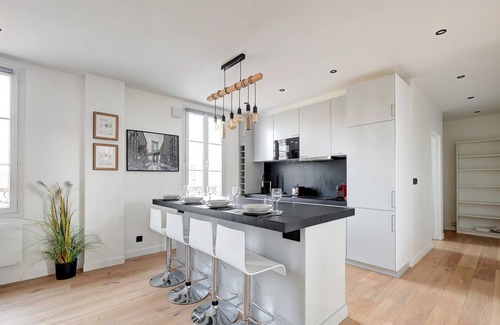 Suresnes Apartment | Suite Modern Art - Superb downtown apartment