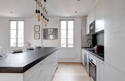Suresnes Apartment | Suite Modern Art - Superb downtown apartment