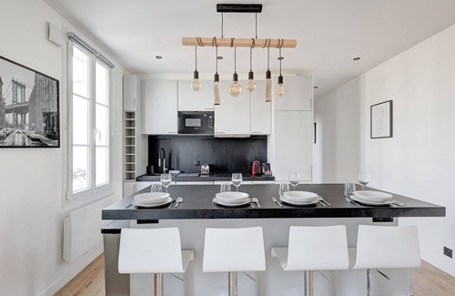 Suresnes Apartment | Suite Modern Art - Superb downtown apartment
